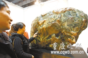 奇石估价1.8亿 石商称内有黄金(图)